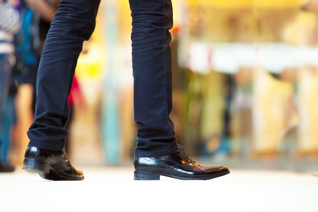 Foto gratuita l'uomo con le scarpe lucide