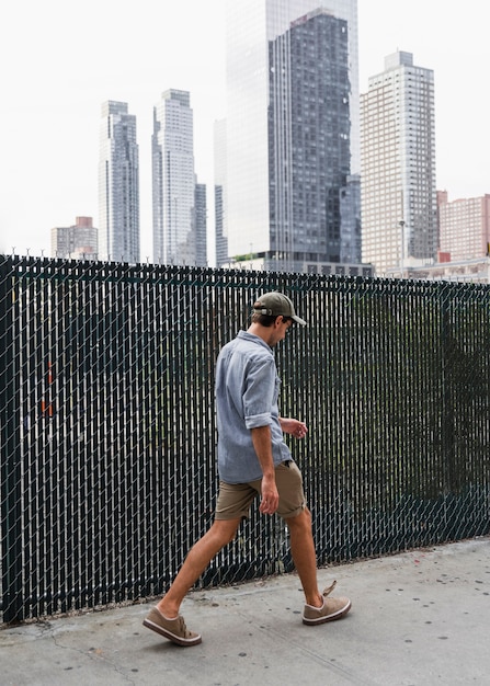 Foto gratuita uomo con camicia che parte da qualche parte in città