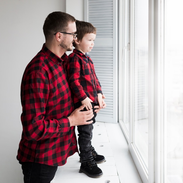 Foto gratuita uomo con figlio il giorno di padri