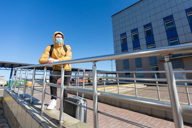 Foto gratuita uomo con maschera chirurgica all'aperto