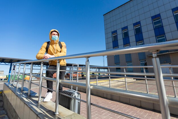 サージカルマスク屋外を持つ男