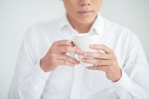 무료 사진 티 컵을 가진 남자