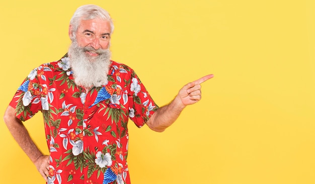 Foto gratuita uomo con camicia tropicale e cappello di natale con copia spazio