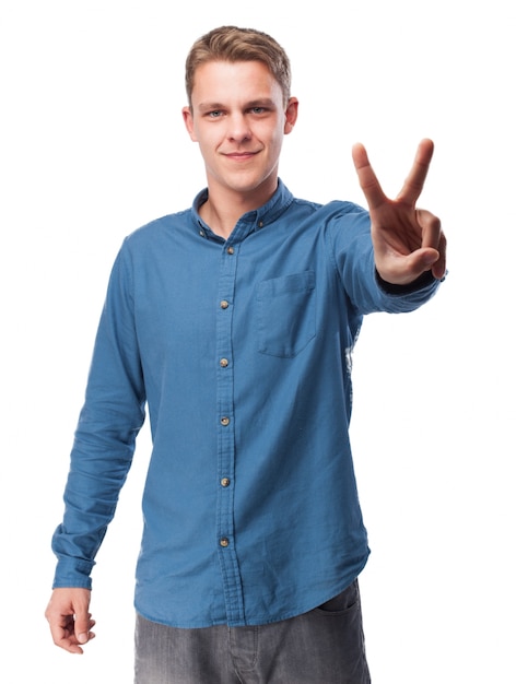 Бесплатное фото Человек с двумя поднятыми пальцами