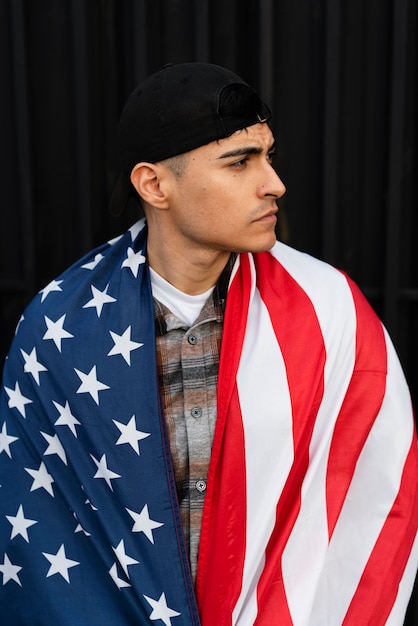 Человек с флагом США