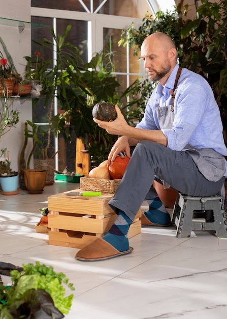 Free photo man with vegetables that have been cultivated and farmed indoors