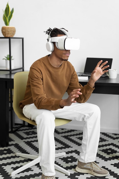 Free photo man with vr glasses full shot