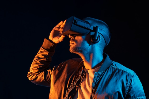Free photo man with vr glasses technology