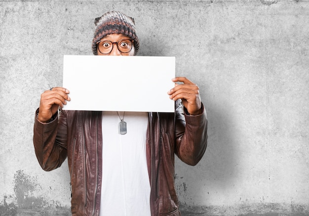 Foto gratuita l'uomo con un libro bianco