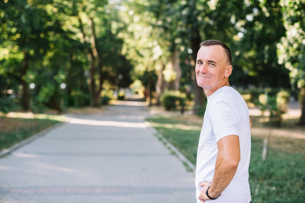 Free photo man with white t-shirt looking to camera