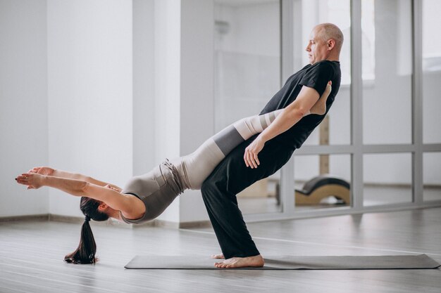 Мужик и женщина баланс йоги асаны