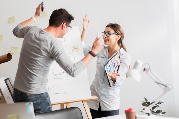 Foto gratuita uomo e donna che discutono all'ufficio