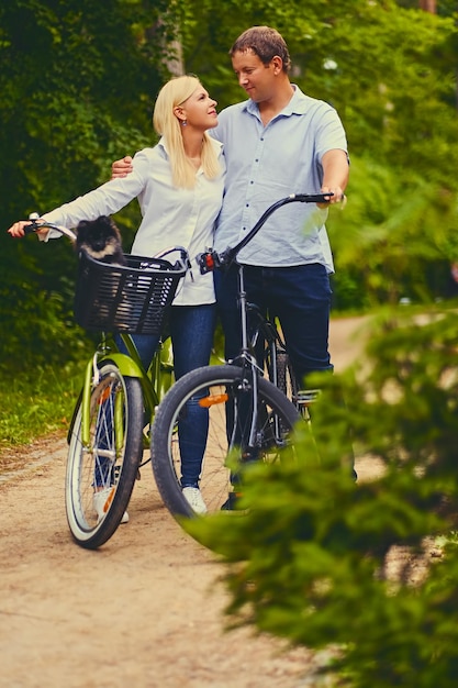 自転車に乗った男女が荒野公園を走ります。