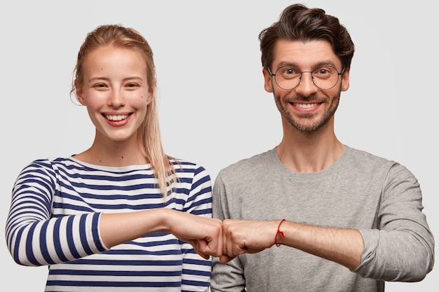 Foto gratuita uomo e donna in abiti casual in posa