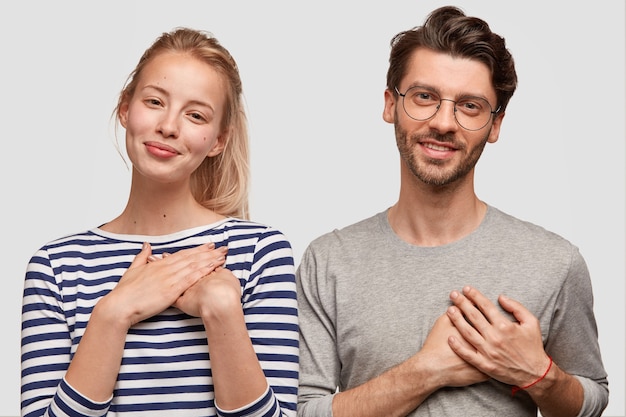 Uomo e donna in abiti casual in posa