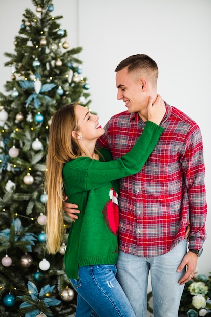 Uomo e donna che celebrano insieme il natale