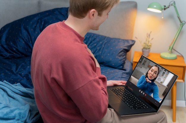 Free photo man and woman chatting with laptop