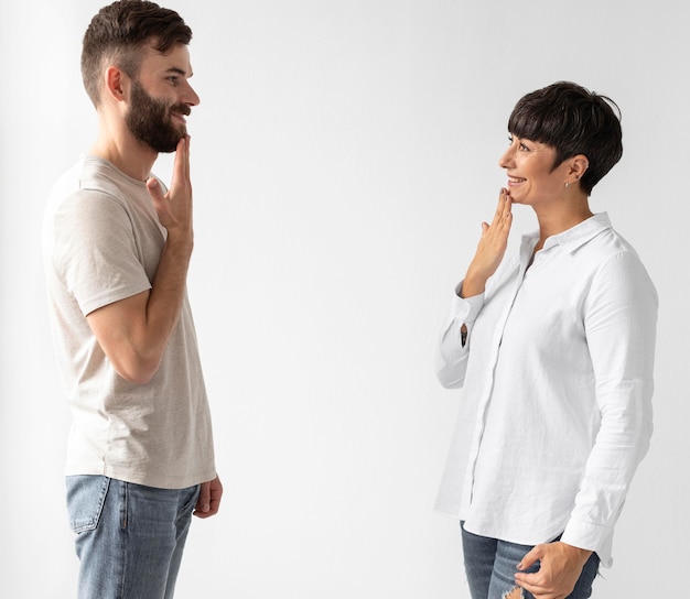 Foto gratuita uomo e donna che comunicano attraverso il linguaggio dei segni