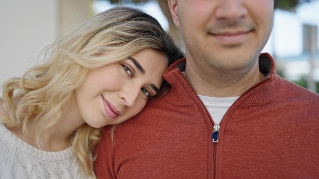 Foto gratuita coppia uomo e donna sorridente fiduciosa in piedi insieme in strada