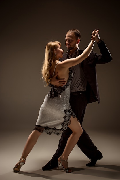 Free photo man and woman dancing argentinian tango