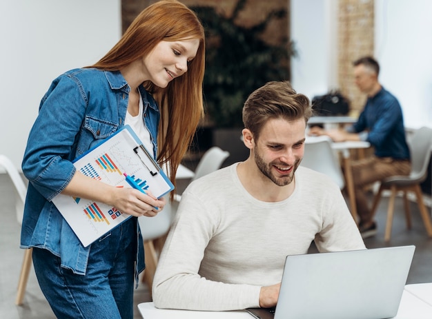 Foto gratuita uomo e donna che discutono di un progetto imprenditoriale in una riunione