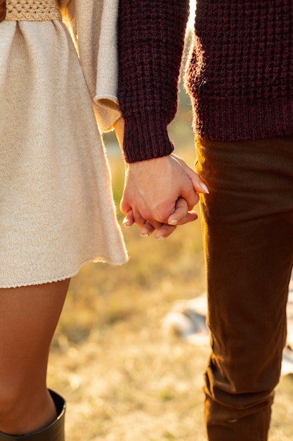 Free photo man and woman holding hands close-up