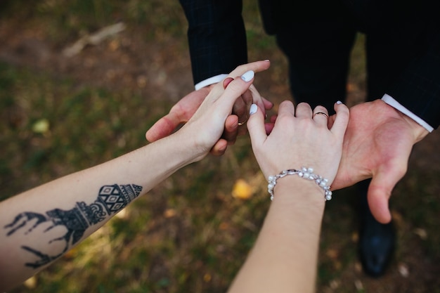 Free photo man and woman holding hands outdoors