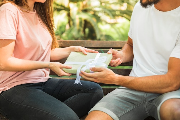 男性と女性のバレンタインギフトを抱えて