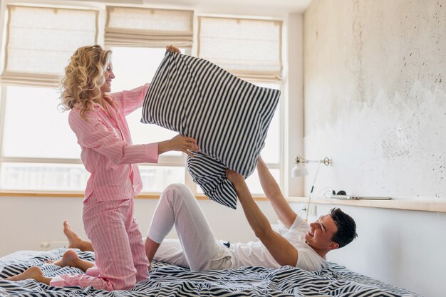 Uomo e donna a casa