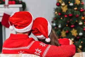 Free photo man and woman hugging on settee