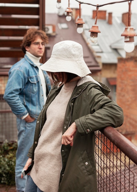 Uomo e donna che si guardano