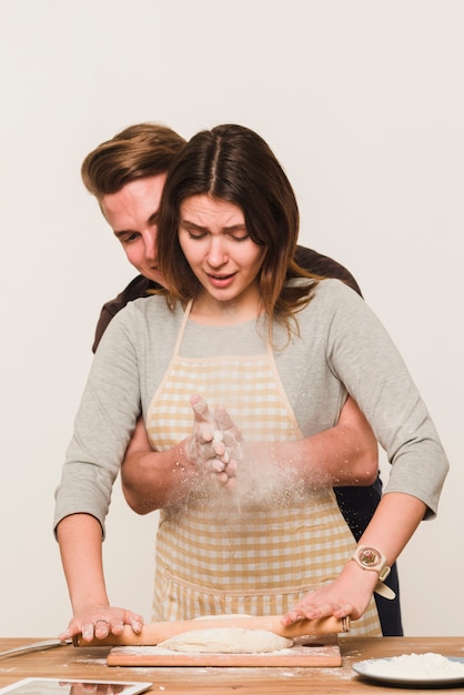 Мужчина и женщина делают тесто