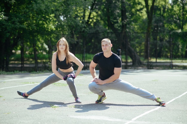 Uomo e donna nel parco