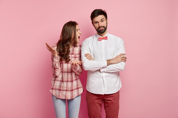 カラフルな服でポーズをとる男女