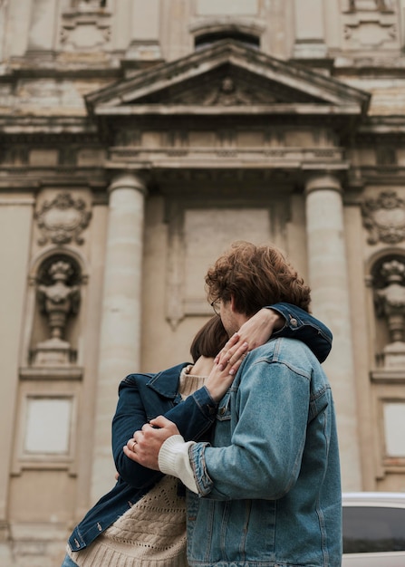 Foto gratuita uomo e donna in posa abbracciati