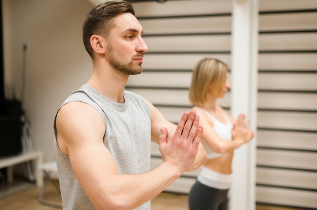 男と女のトレーニングの準備ができて