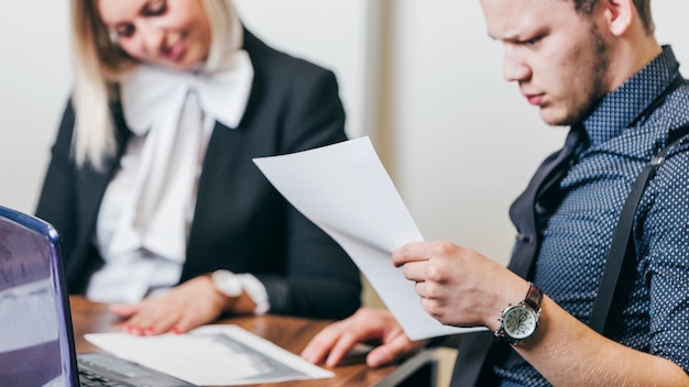 Uomo e donna seduti al tavolo di lavoro