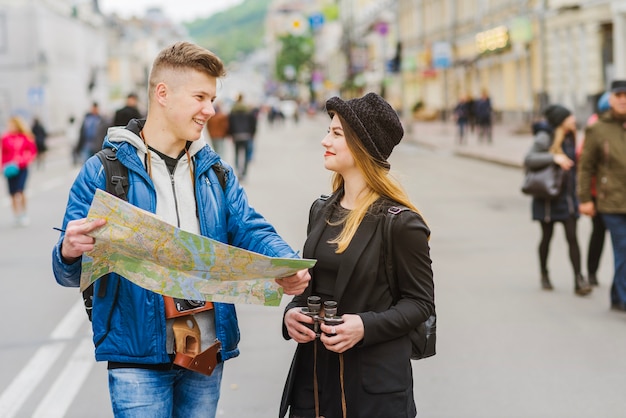 Foto gratuita uomo e donna sorridendo con la mappa