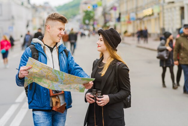 地図で笑顔の男と女