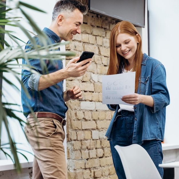 Uomo e donna che parlano di lavoro