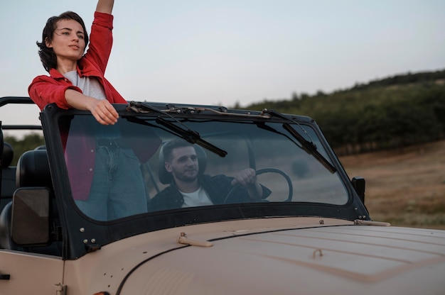 Foto gratuita uomo e donna che viaggiano in macchina insieme