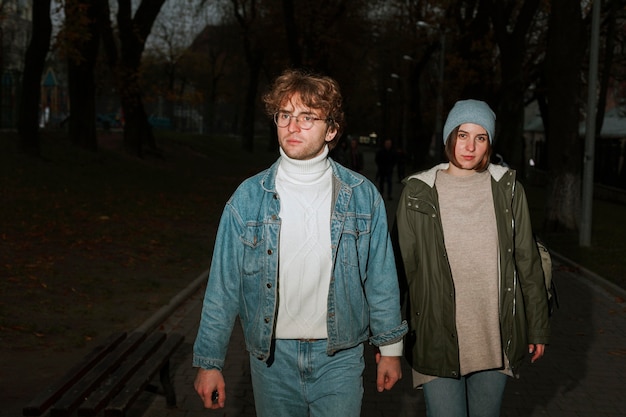 Uomo e donna che camminano in città