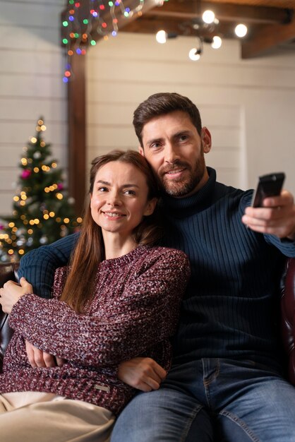 クリスマスにテレビを見ている男性と女性