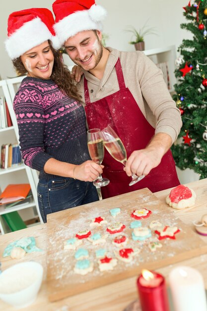 クリスマスクッキーを持つ男と女