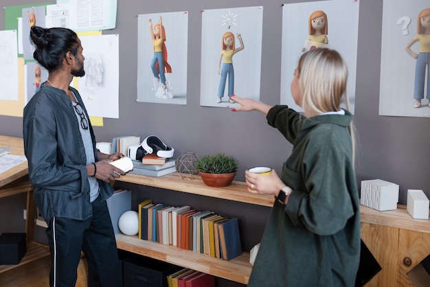 Foto gratuita uomo e donna che lavorano insieme in uno studio di animazione