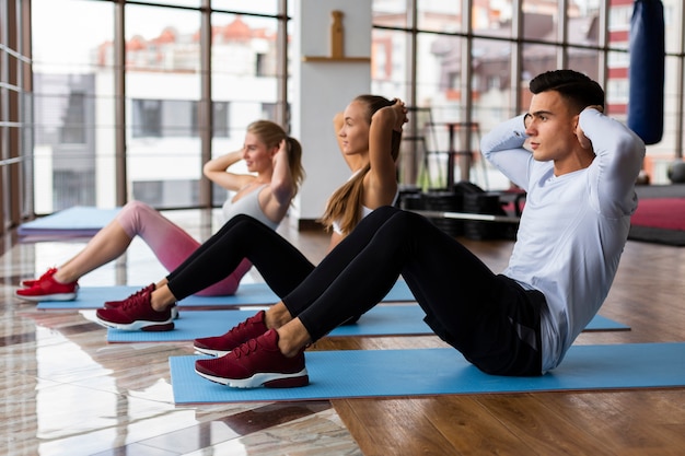 man and women doing crunches
