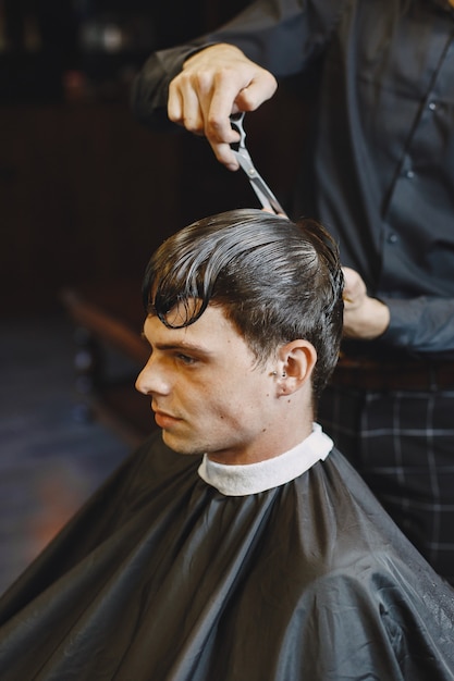 L'uomo lavora con i capelli. parrucchiere con un cliente.