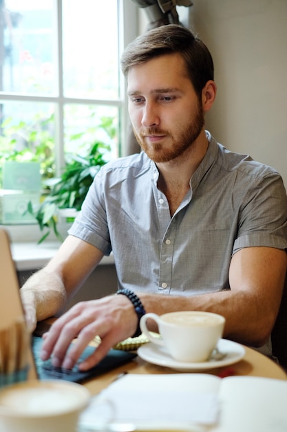 Foto gratuita uomo al lavoro