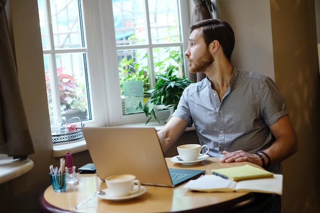 Foto gratuita uomo al lavoro