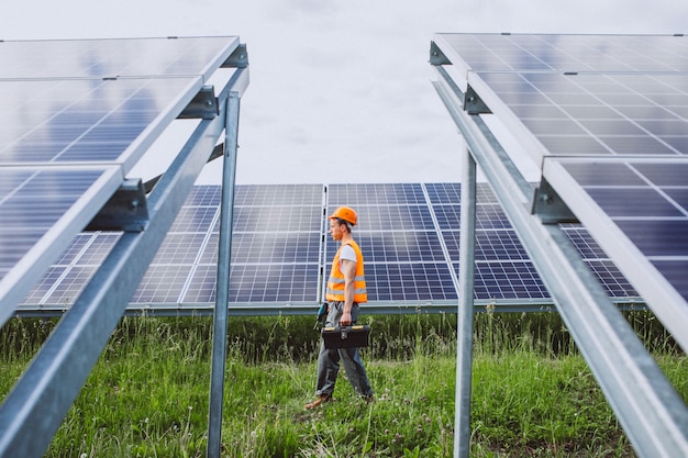 Foto gratuita lavoratore uomo nel firld dai pannelli solari